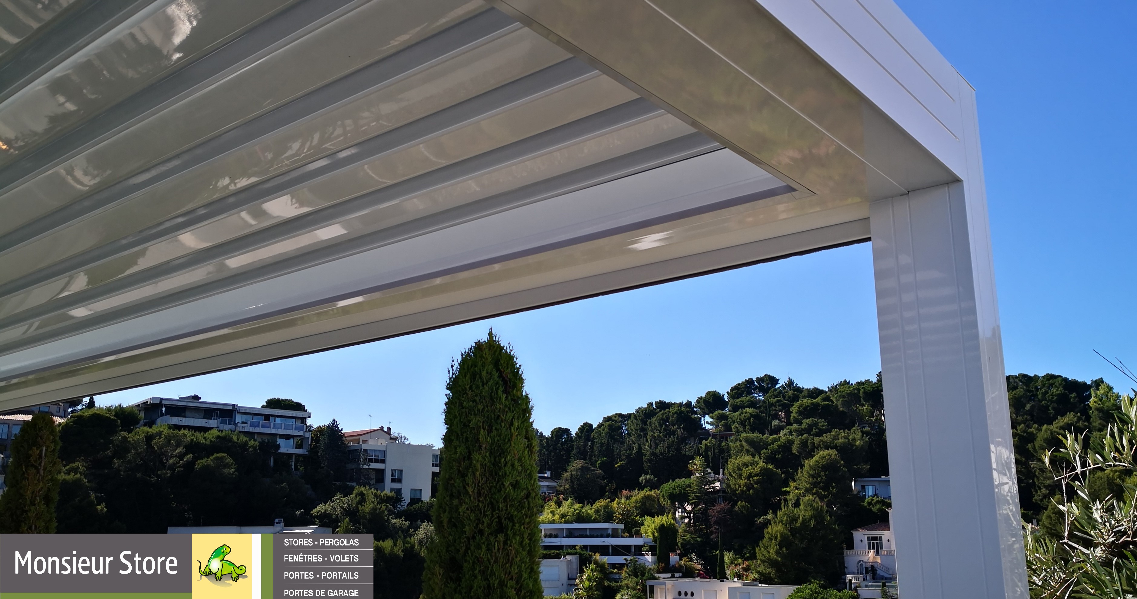 exemple d'angle de pergola bioclimatique avec structure en aluminium blanc, lames orientables résistantes au vent et a la chaleur et leds intégrées sur terrasse neuve par monsieur store Venelles